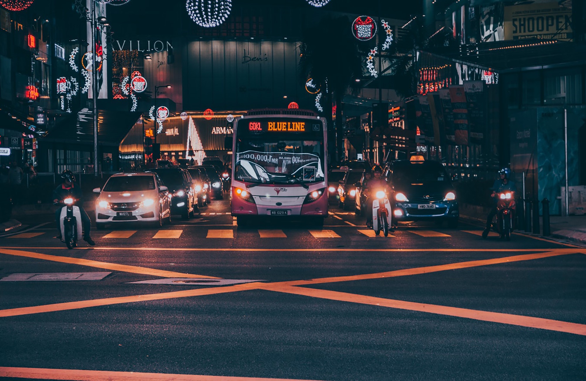 Bussen en auto's in een drukke straat in Kuala Lumpur